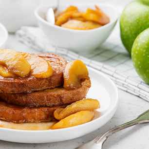 Pan francés de manzana y caramelo en sartén image